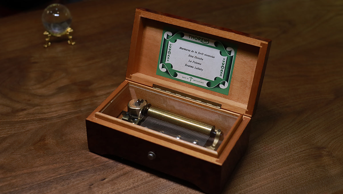 Please enjoy this Swiss Thorens music box